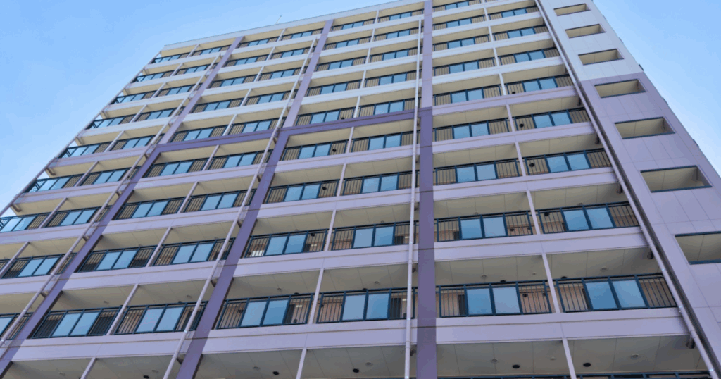 DXとIoT活用によるマンション管理・運営と資産価値維持の参考写真 マンションの外観写真。DXやIoTを活用した管理・運営や資産価値維持の参考イメージ