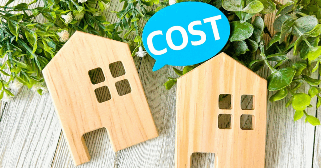 管理コスト削減のイメージ マンション経営で重要なコスト管理をイメージした住宅模型とCOST文字