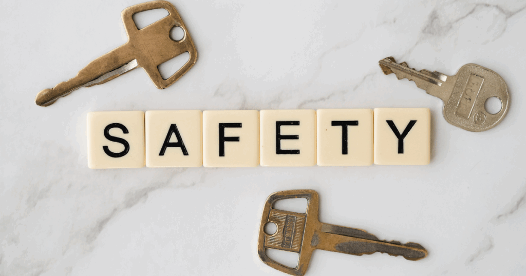 鍵とSAFETYの文字ブロックで安全性を表現した防犯イメージ画像