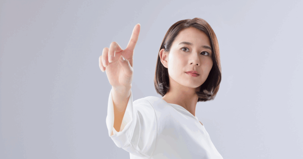 視覚的に「女性が指を前に伸ばしている姿」を簡潔に説明