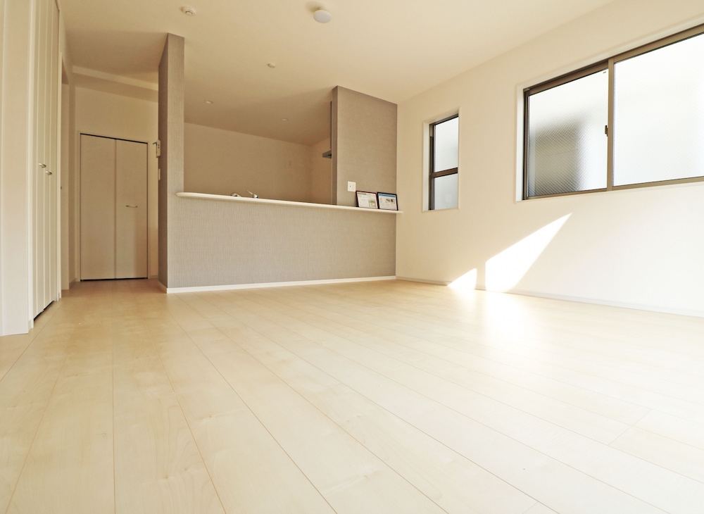 日当たりの良いリビングと対面式キッチンがある賃貸住宅の室内