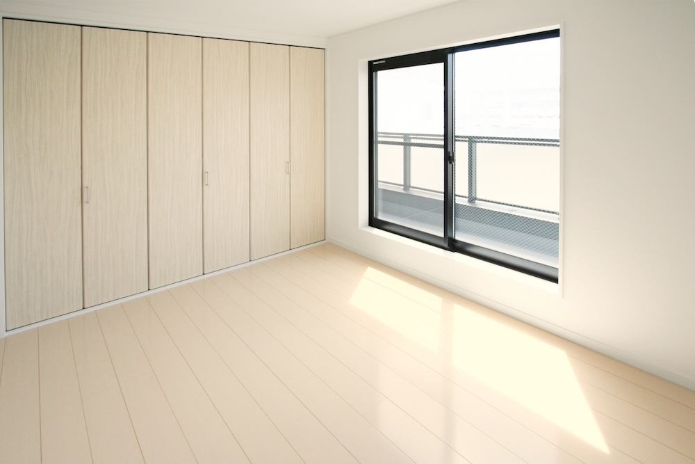 日当たりの良い明るい賃貸マンションの洋室と収納付きクローゼット