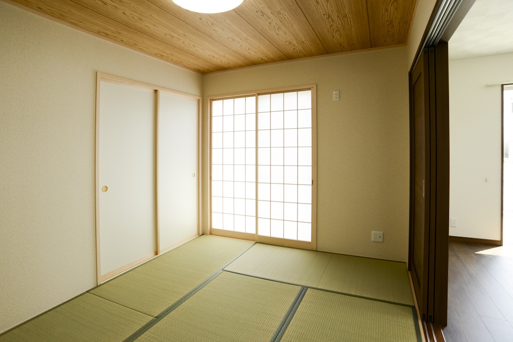 alt="和室の賃貸住宅｜畳と障子が特徴の落ち着いた内装"
