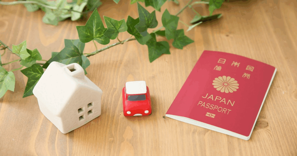 パスポートと住宅模型、外国人入居者の賃貸契約を象徴するイメージ