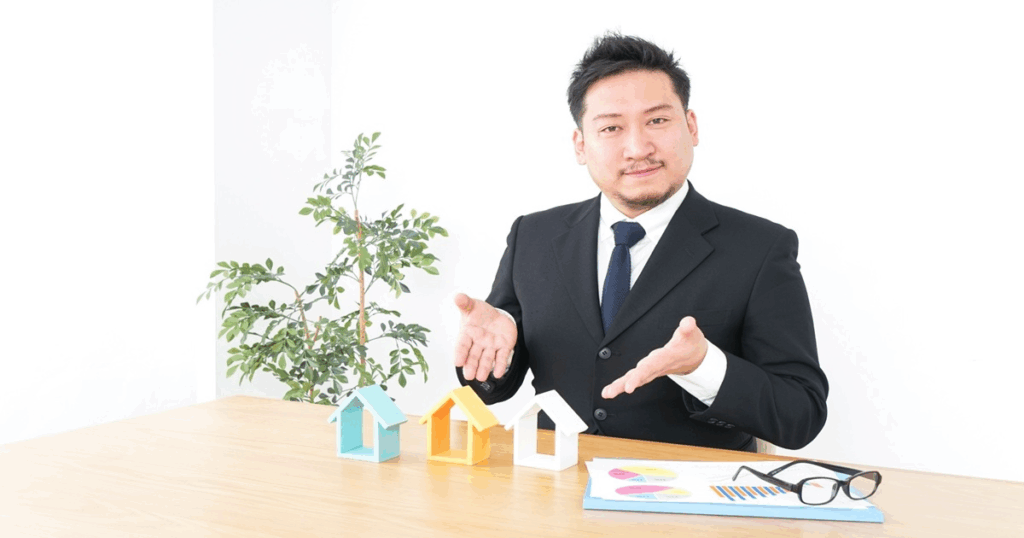 入居前から始める賃貸トラブル予防策を説明する不動産担当者のイメージ写真