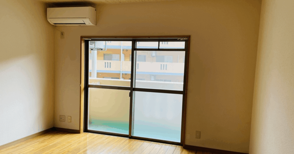 賃貸住宅の入居中に発生しやすい設備トラブルを防ぐための室内イメージ（窓とエアコン）