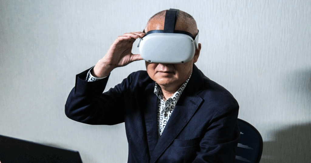 最新の見守りサービスを体験する高齢者がVRゴーグルを装着している様子