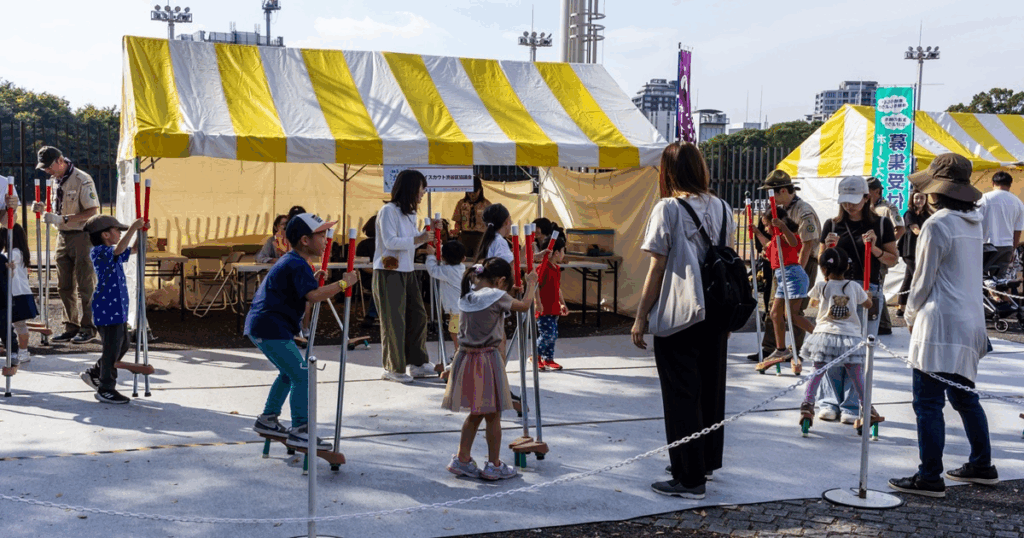 地域イベントで子どもと大人が交流する様子｜コミュニティ形成による入居者満足度向上のイメージ