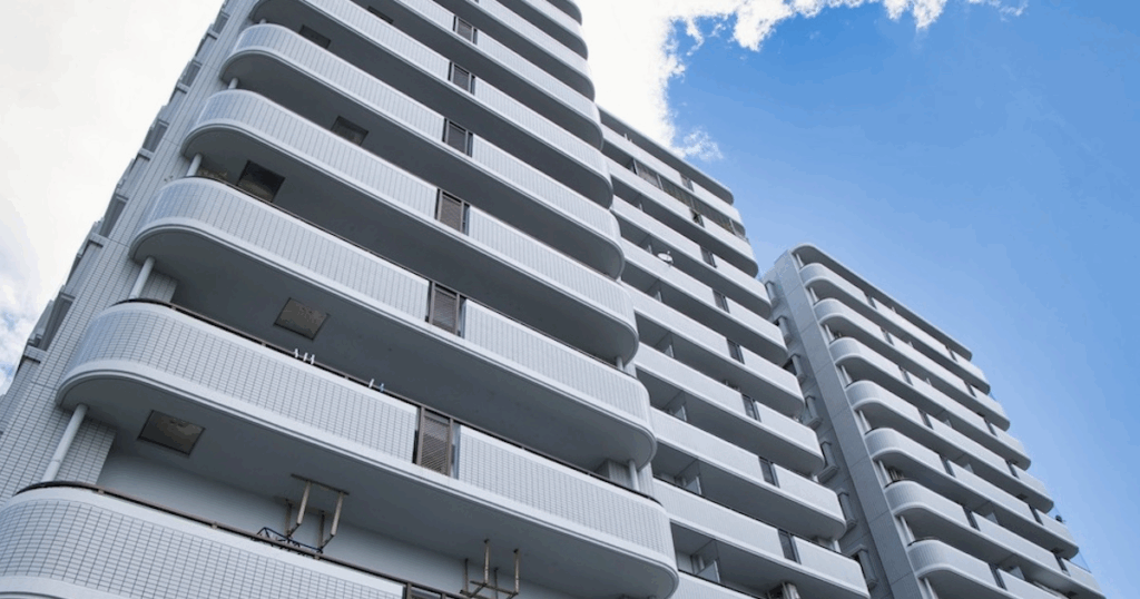 自主管理と委託管理の選び方をまとめた記事用イメージ写真 マンション外観の写真(自主管理と委託管理のまとめ解説用)